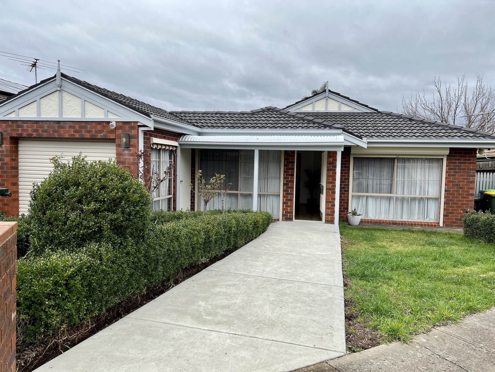 One ensuite bedroom vacancy available in a fully renovated house in Mill Park — Home image 4