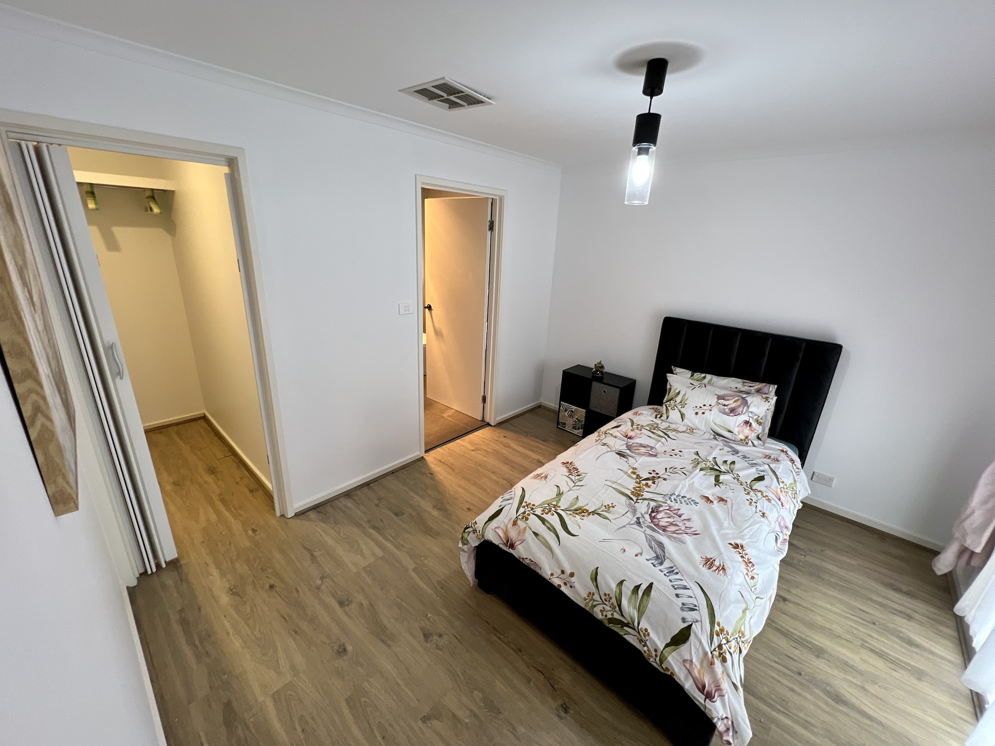 One ensuite bedroom vacancy available in a fully renovated house in Mill Park — Home image 10
