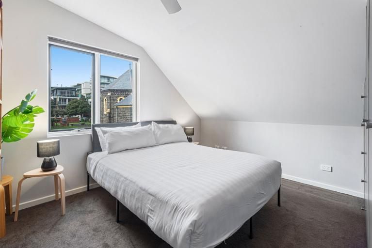 Convenient Bayside Living at the Edge of the City Port — Home image 3