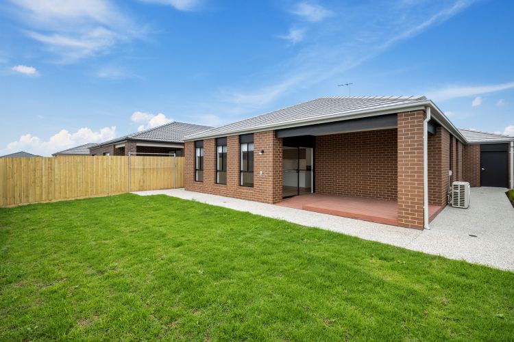 Spacious 3-Bedroom HPS Property - Jevon Street, Mambourin — Home image 2