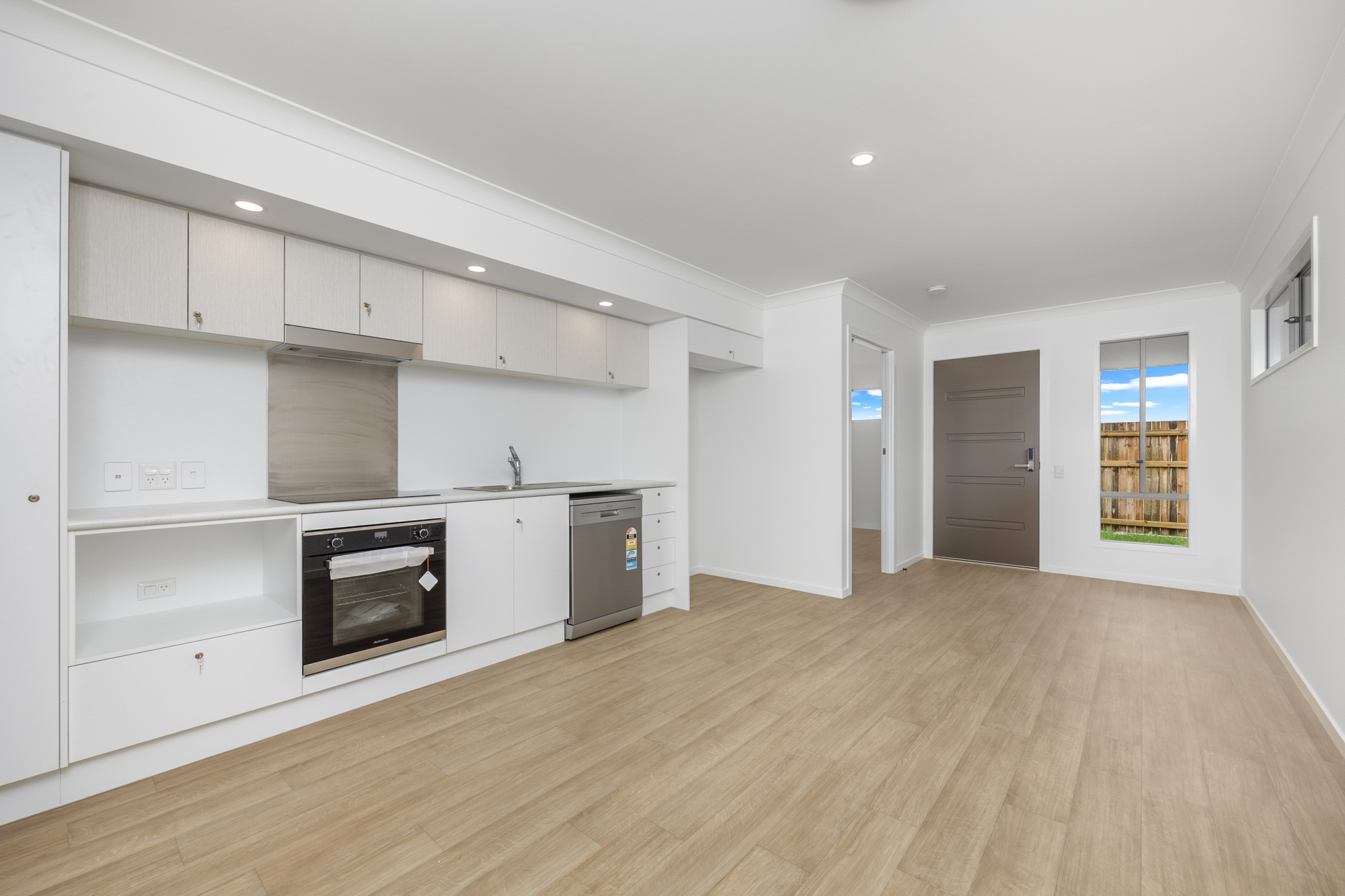 15 Frederick Cct, Eli Waters QLD 4655 — Home image 2