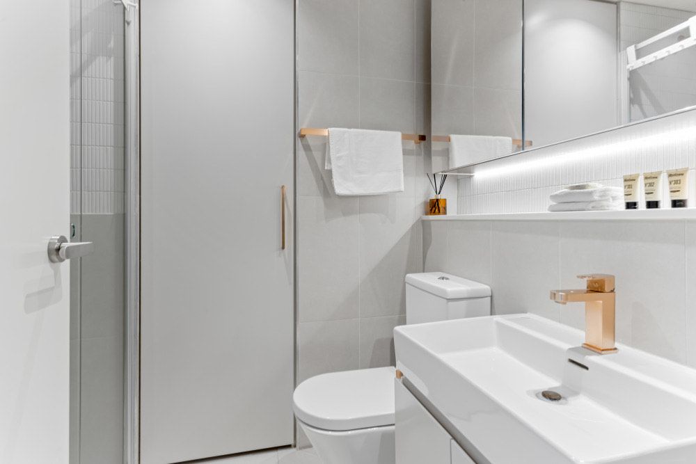 High-Rise Elegant 1-Bed — Home image 2