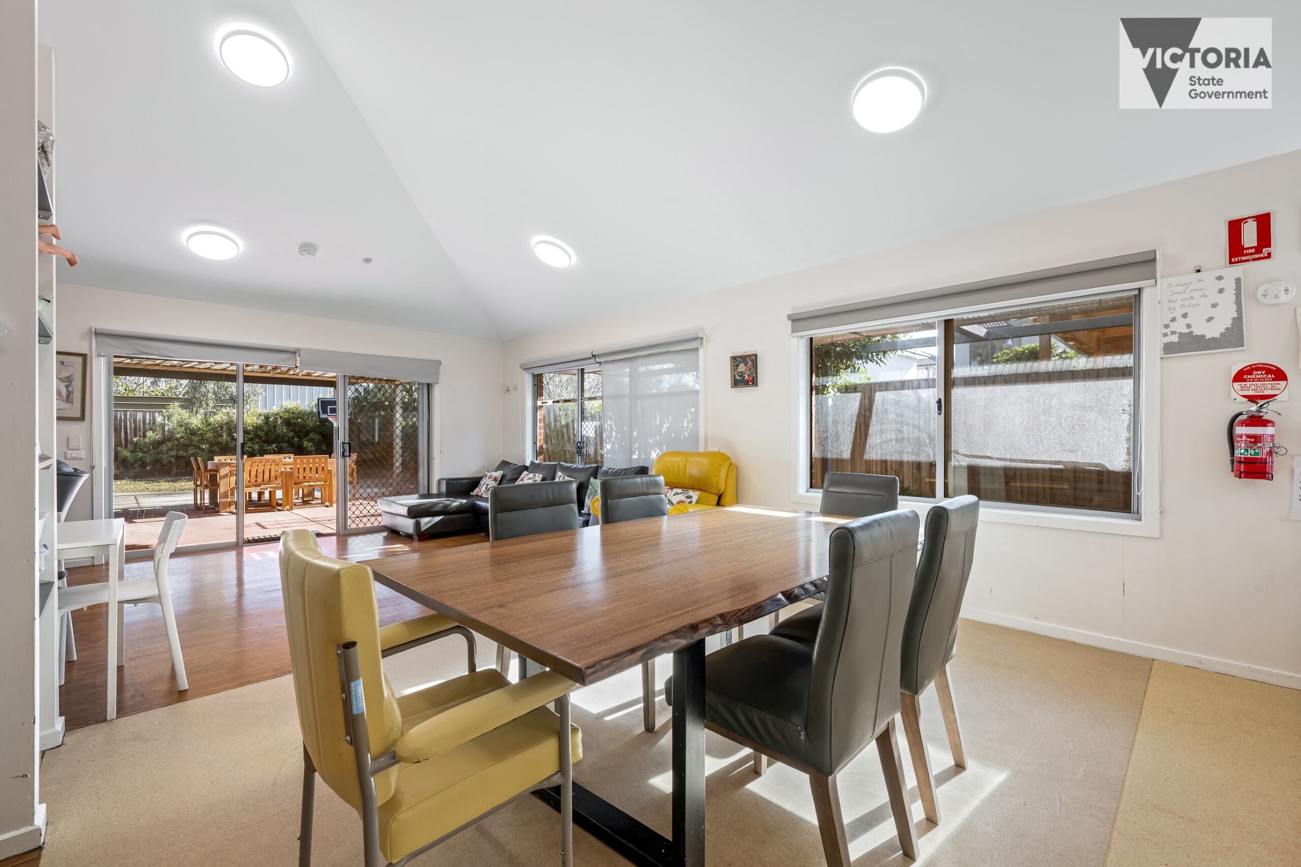 Enjoy the diverse community with close access to the city, airport and more! — Home image 4
