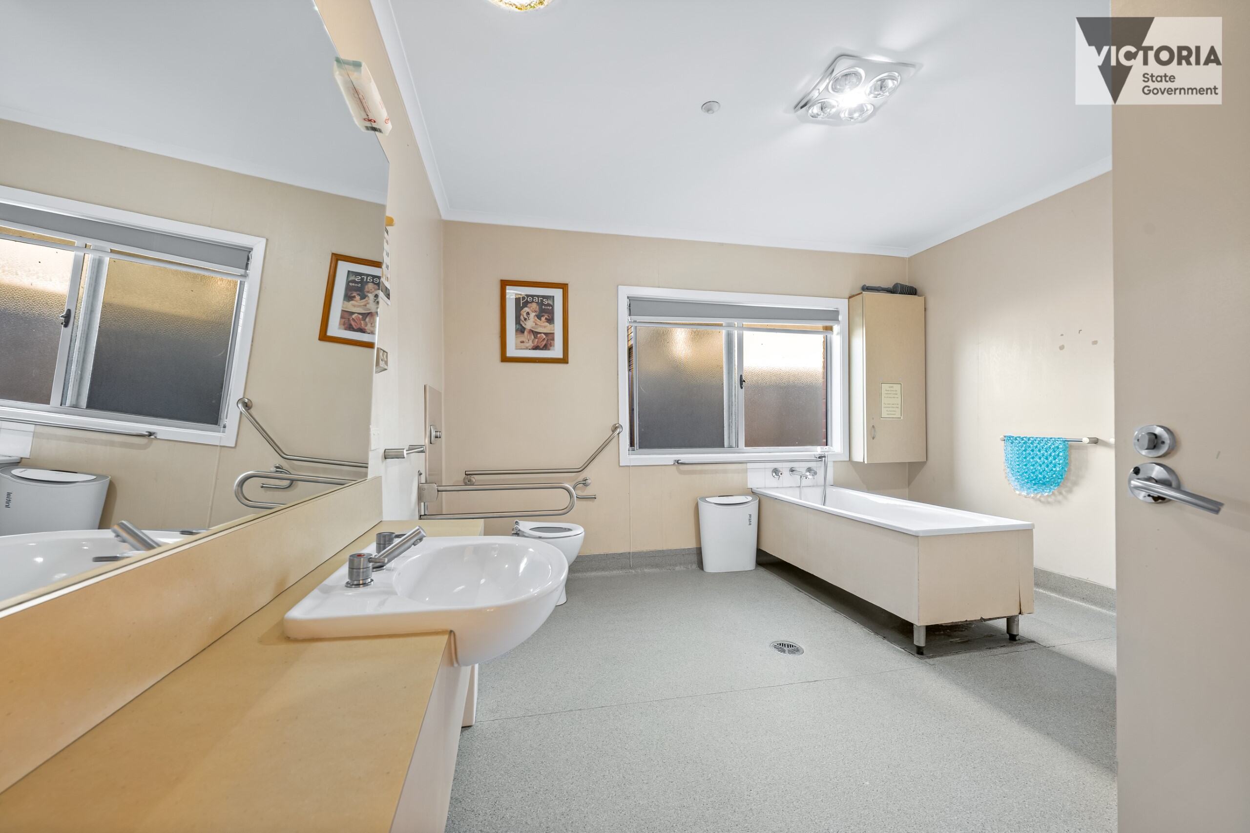 Enjoy the diverse community with close access to the city, airport and more! — Home image 11