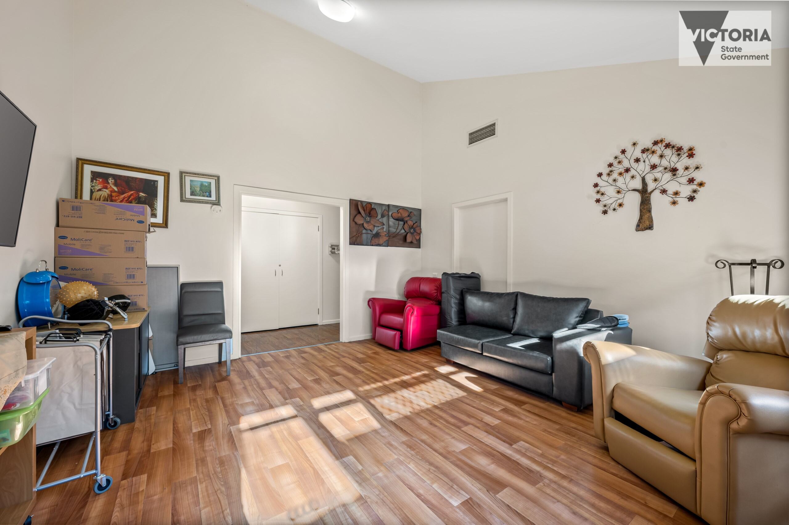 Enjoy the diverse community with close access to the city, airport and more! — Home image 3