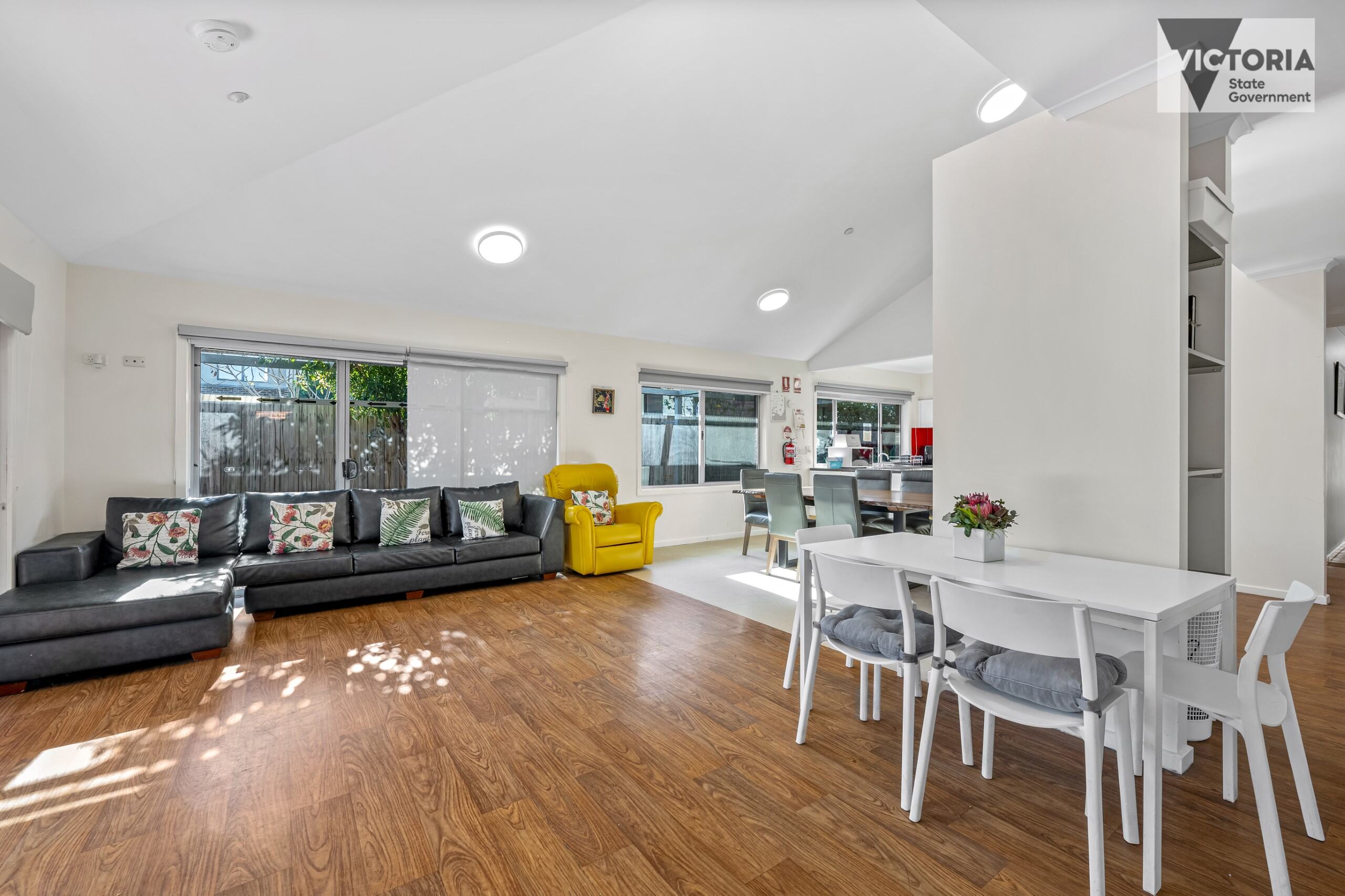 Enjoy the diverse community with close access to the city, airport and more! — Home image 6
