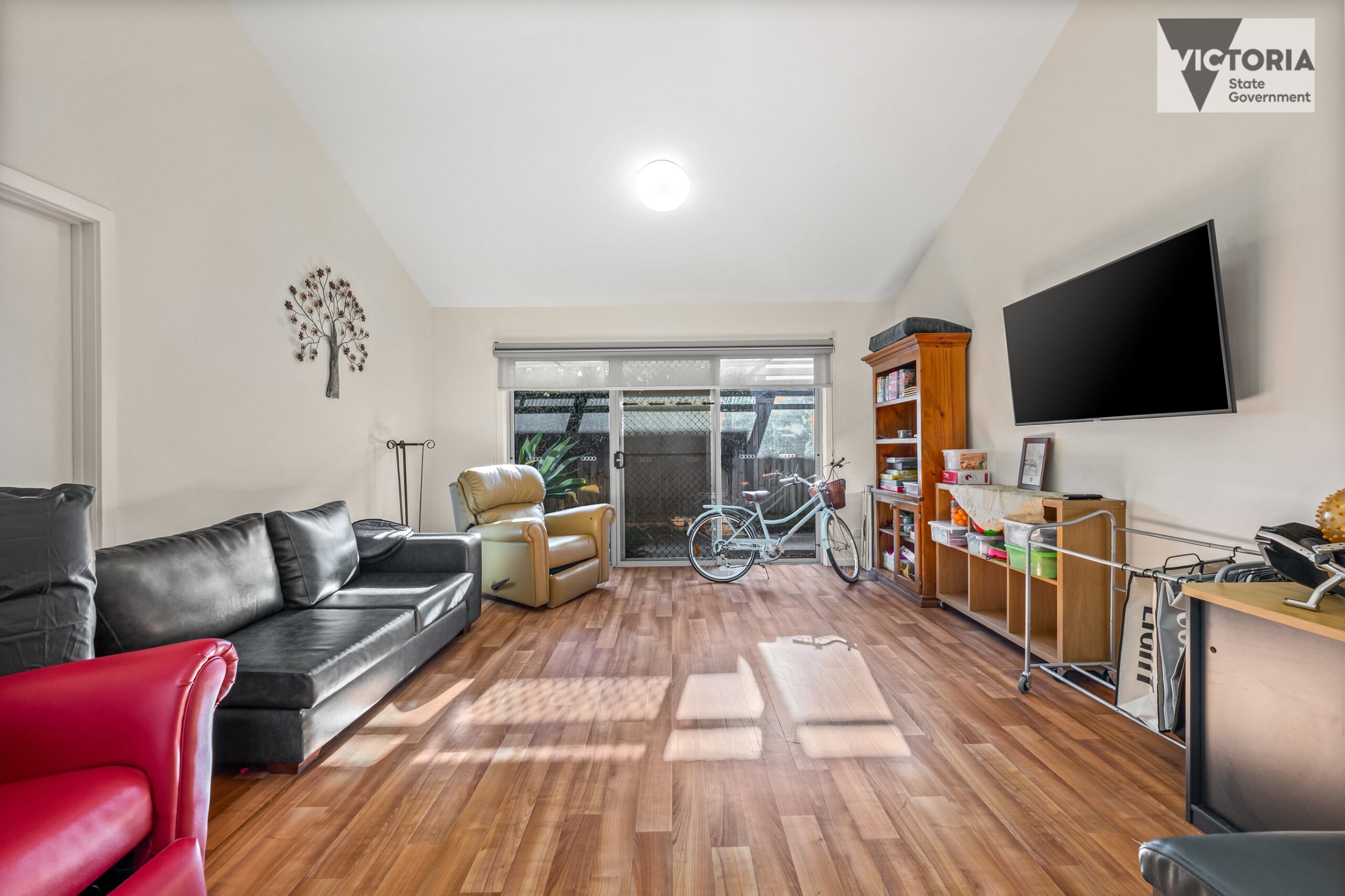 Enjoy the diverse community with close access to the city, airport and more! — Home image 7