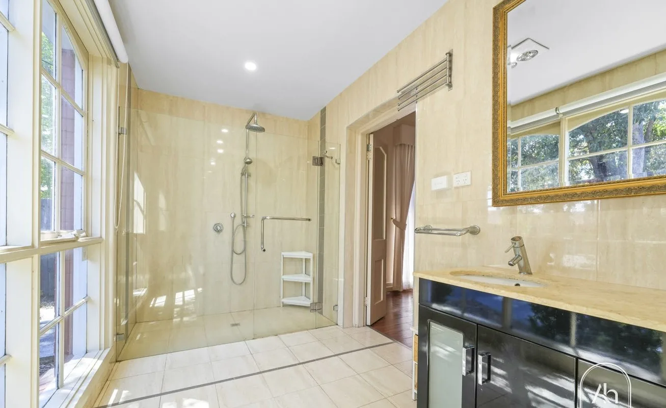Luxurious Accessible SIL Home in Glen Huntly — Home image 8