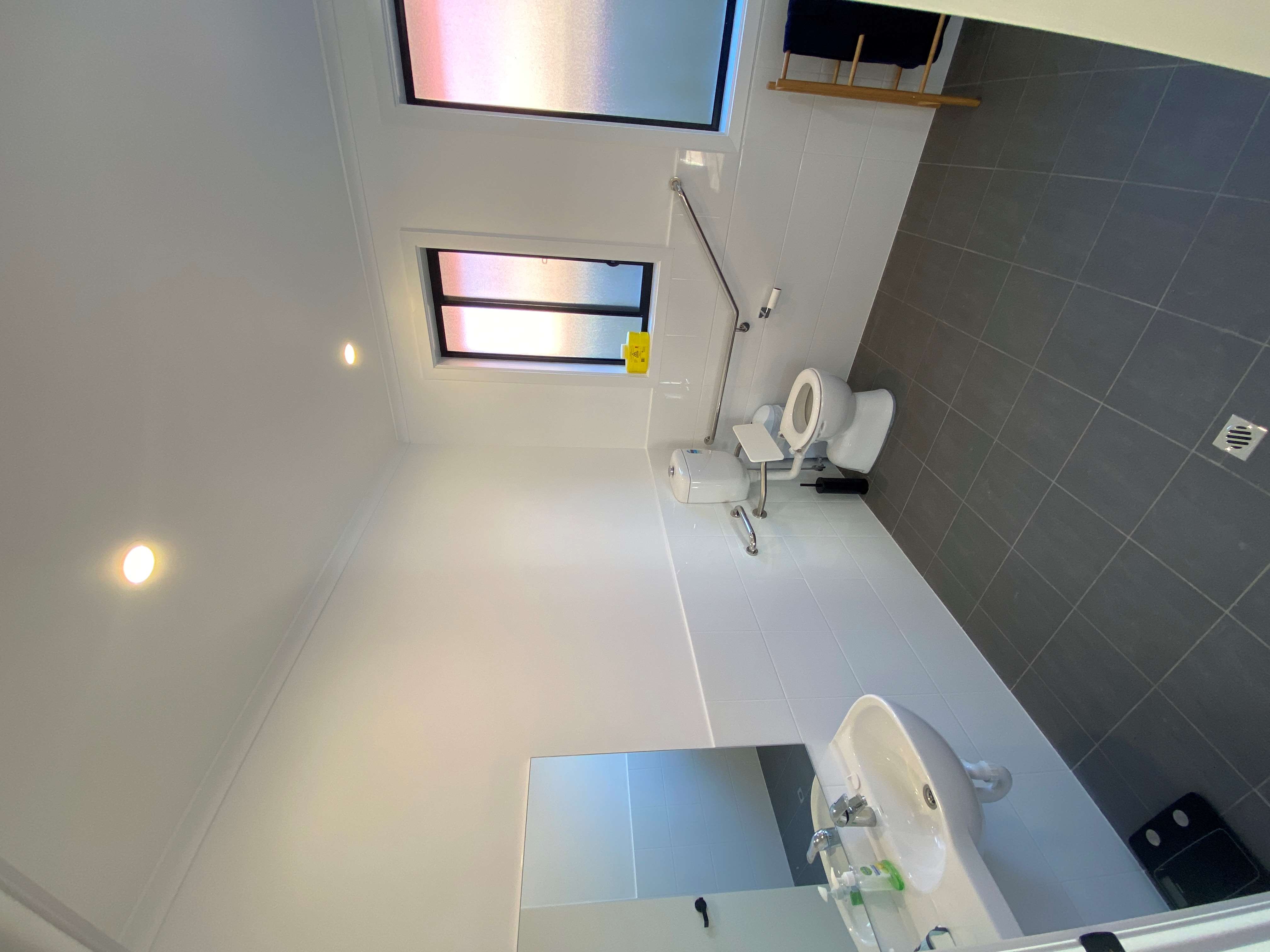 Modern Home in Dover Gardens — Home image 10