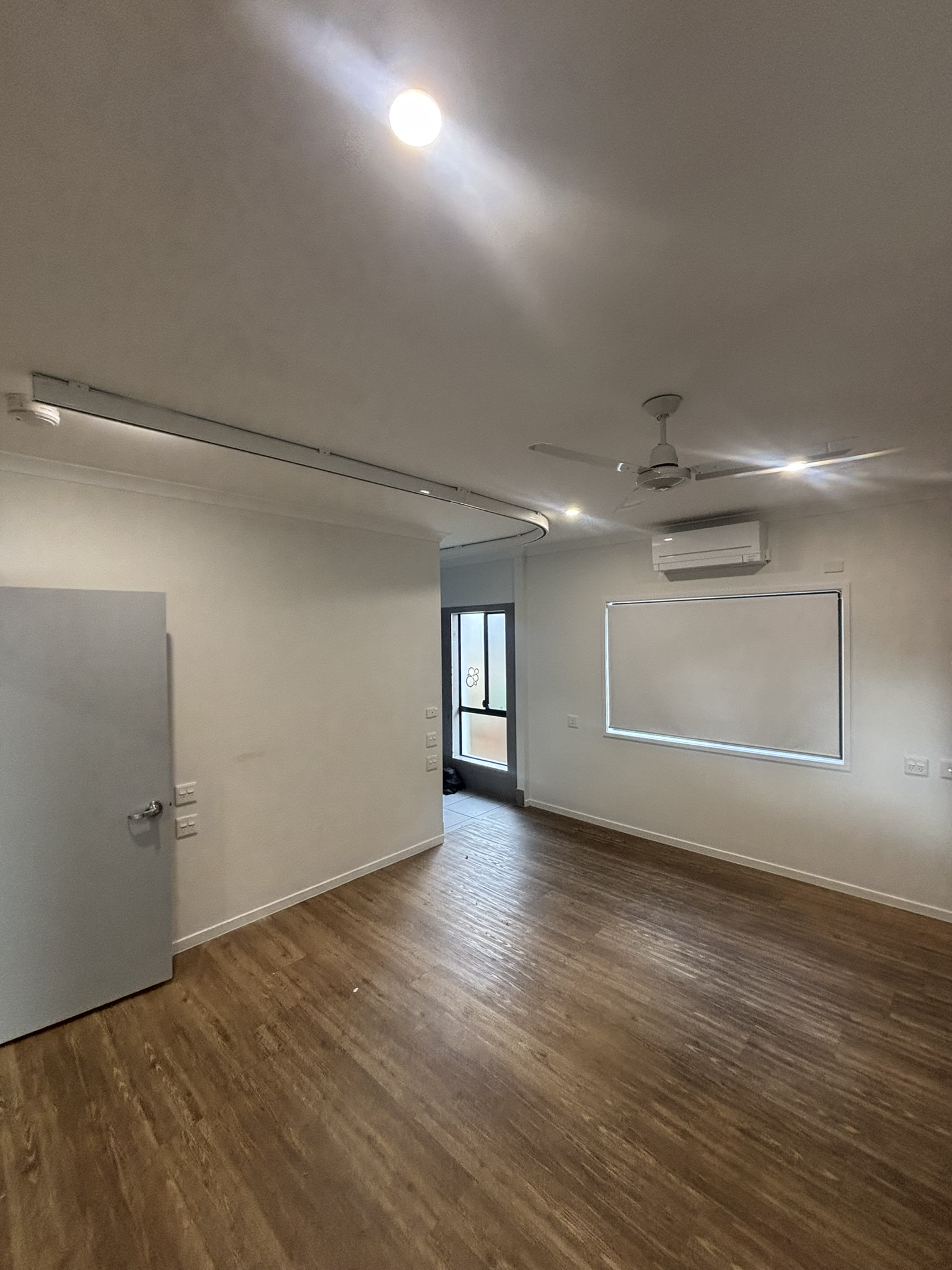 Close Waterfront HPS Living — Home image 2