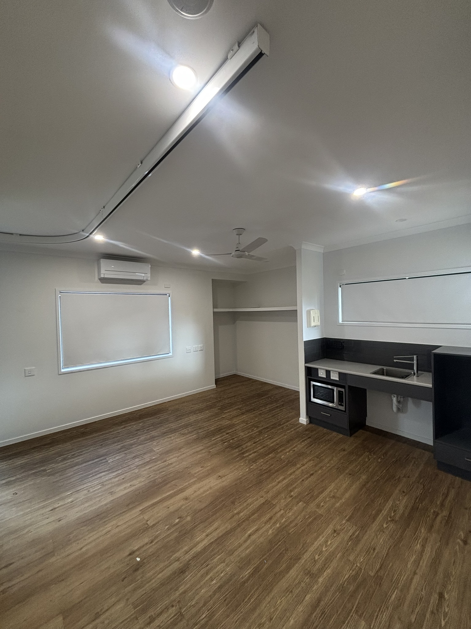 Close Waterfront HPS Living — Home image 3