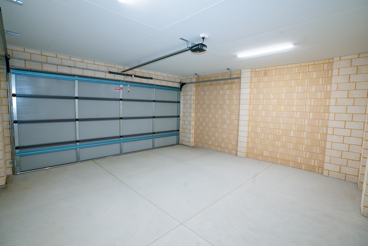 South West HPS 3 bed home with OOA Room in Usher! — Home image 21