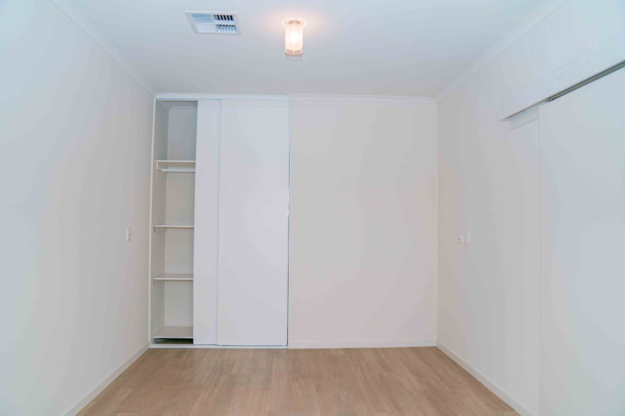 Beautiful 3 Bedroom SDA house in Almond Grove, Morphett Vale. — Home image 2