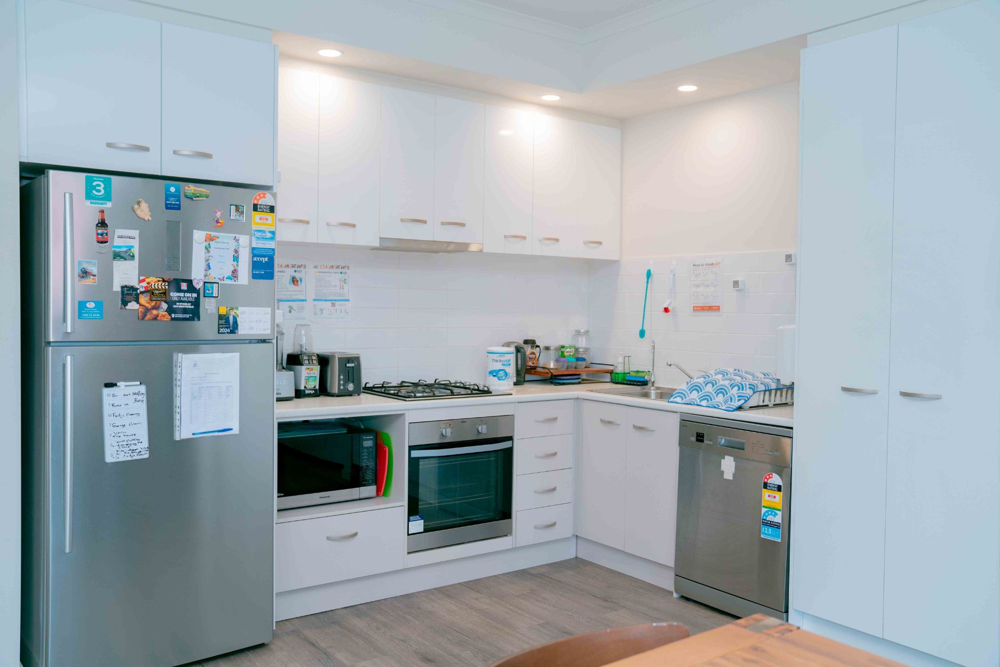 Beautiful 3 Bedroom SDA house in Almond Grove, Morphett Vale. — Home image 4