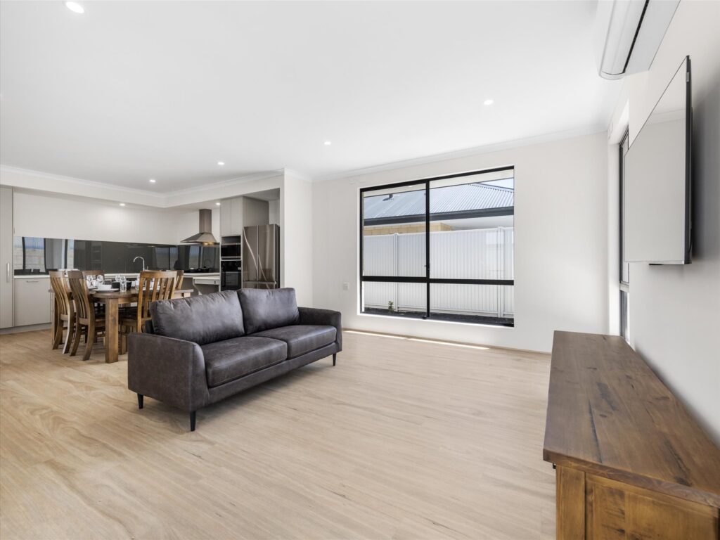 HPS 3 Bed with OOA Room in Eglinton — Home image 4