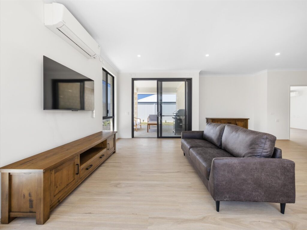 HPS 3 Bed with OOA Room in Eglinton — Home image 18