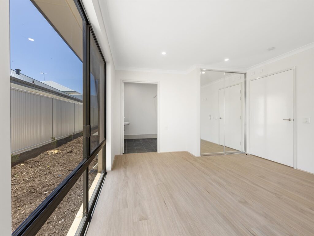 HPS 3 Bed with OOA Room in Eglinton — Home image 34