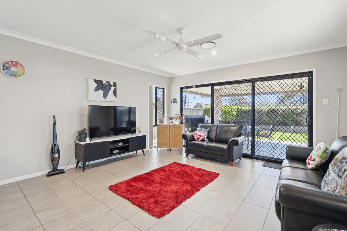 Seeking one female to join this social, spacious home with convenient access to — Home image 2