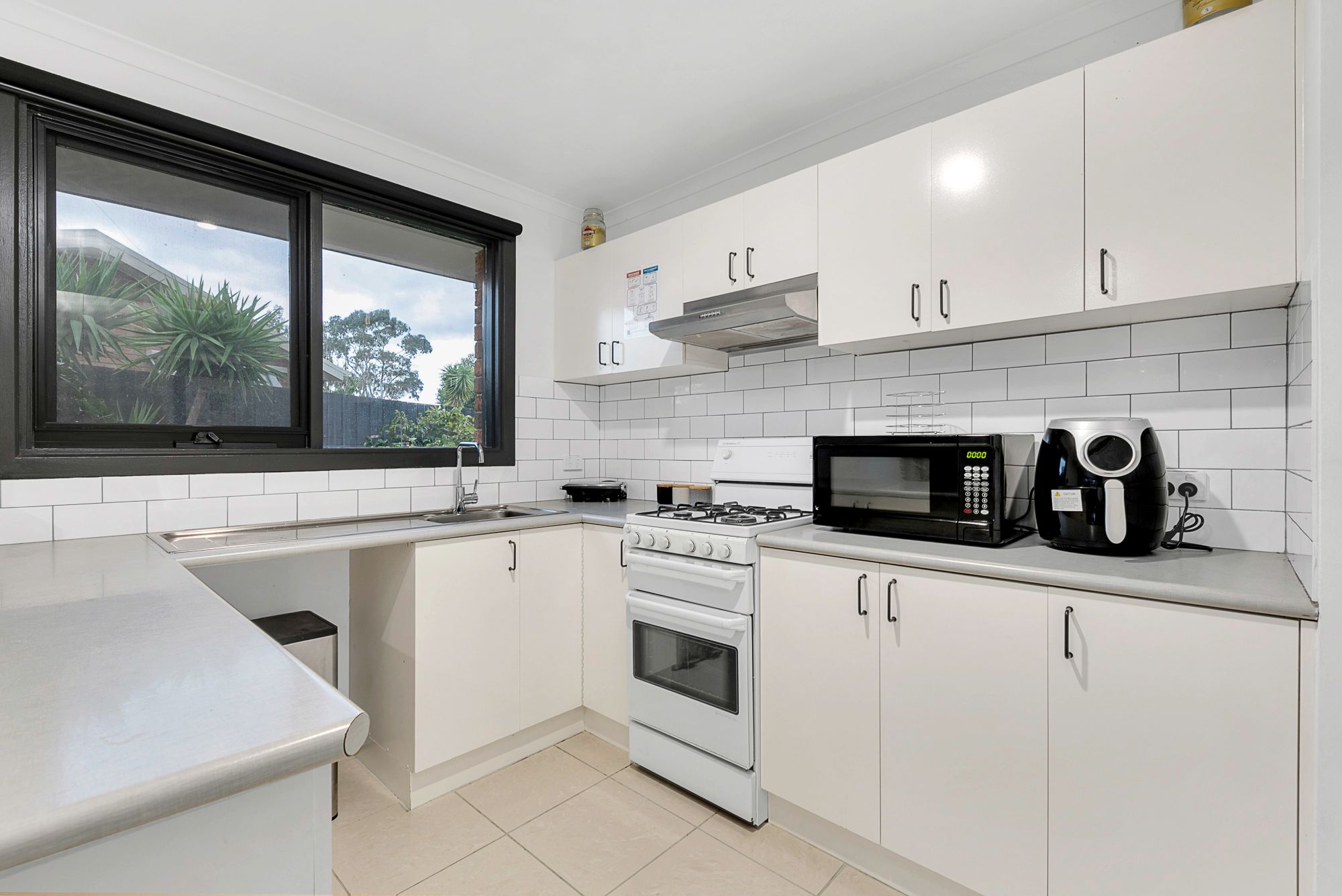 An exceptional home with modern amenities offering SIL/MTA/STA in Cranbourne. — Home image 5