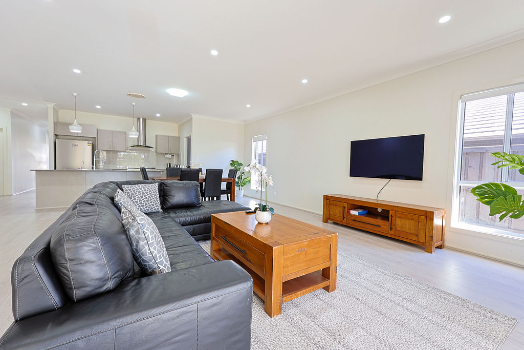 Spacious luxurious living in Newbrook — Home image 2