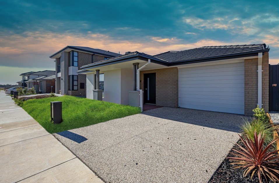 10 Farndale Dr, Lara Vic - You can't Beat the Country Lifestyle — Home image 2
