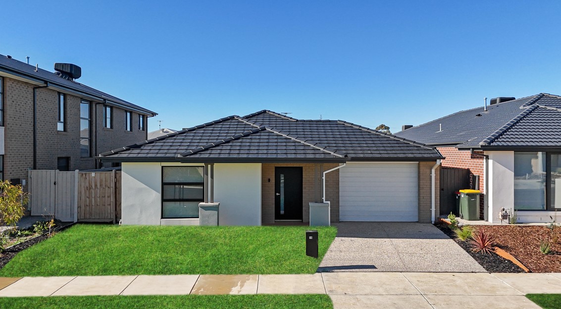 10 Farndale Dr, Lara Vic - You can't Beat the Country Lifestyle — Home image 3