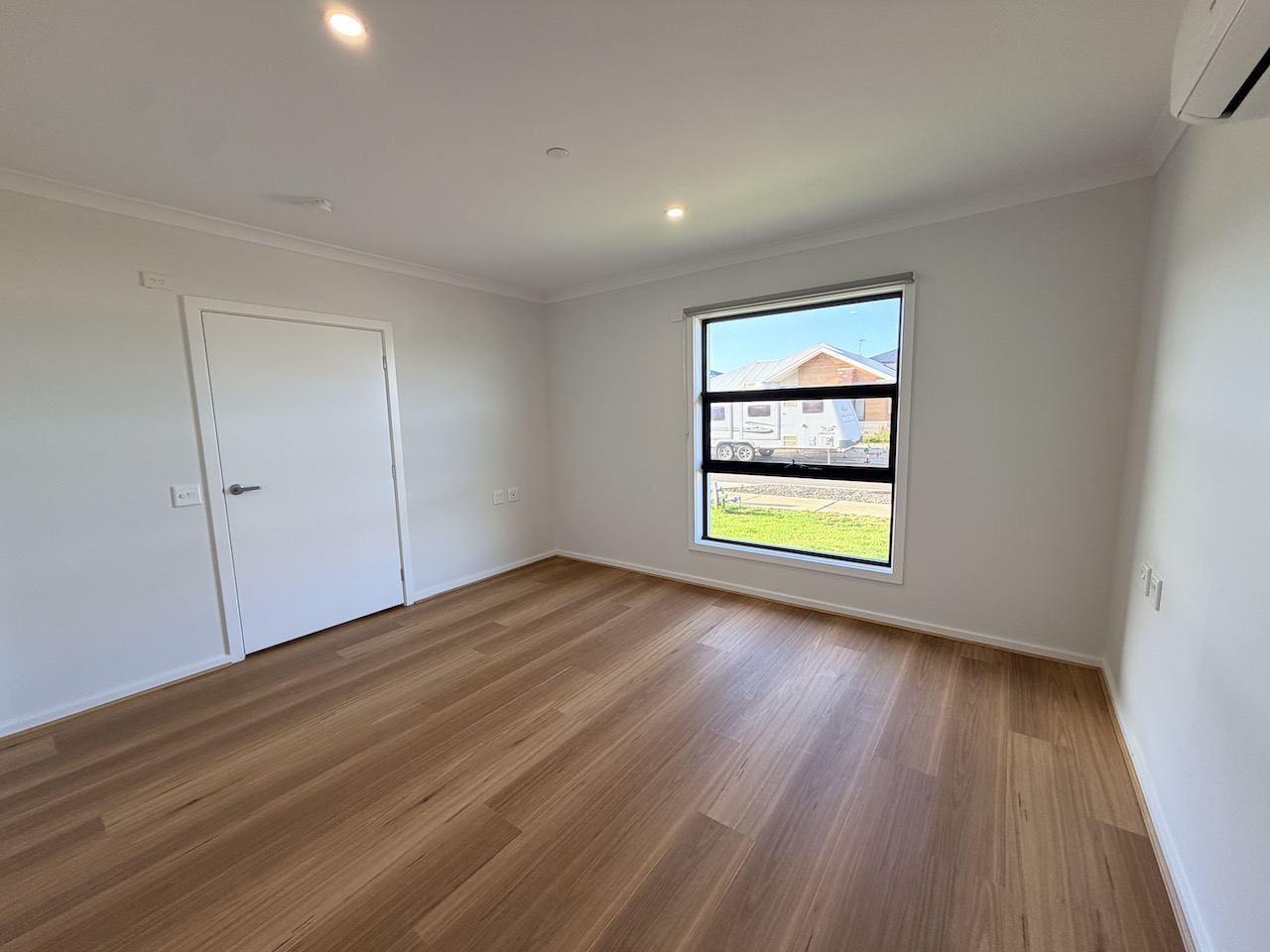 Spacious & Light-Filled 2 + OOA HPS Home with Room Available — Home image 9