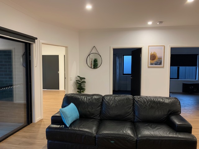 Lovely housemates looking for a new lady to join them - 3 bedroom SDA — Home image 3