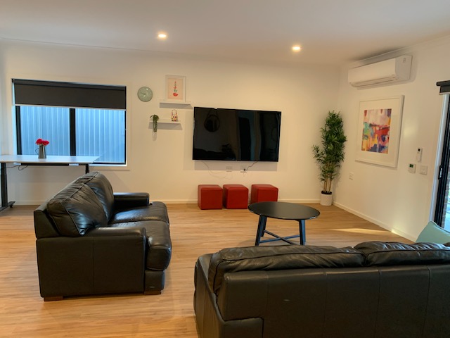 Lovely housemates looking for a new lady to join them - 3 bedroom SDA — Home image 4