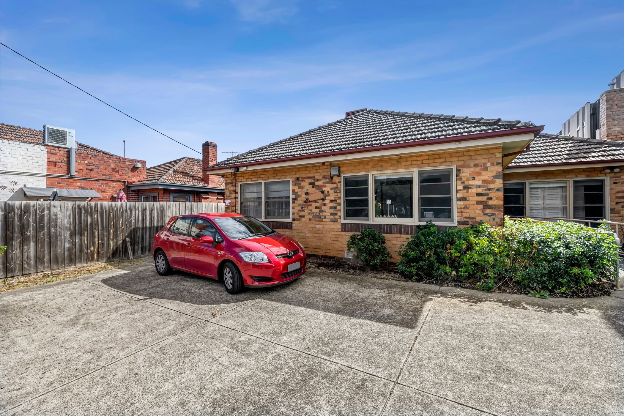 A fantastic location close to station, cafe and shops. — Home image 2