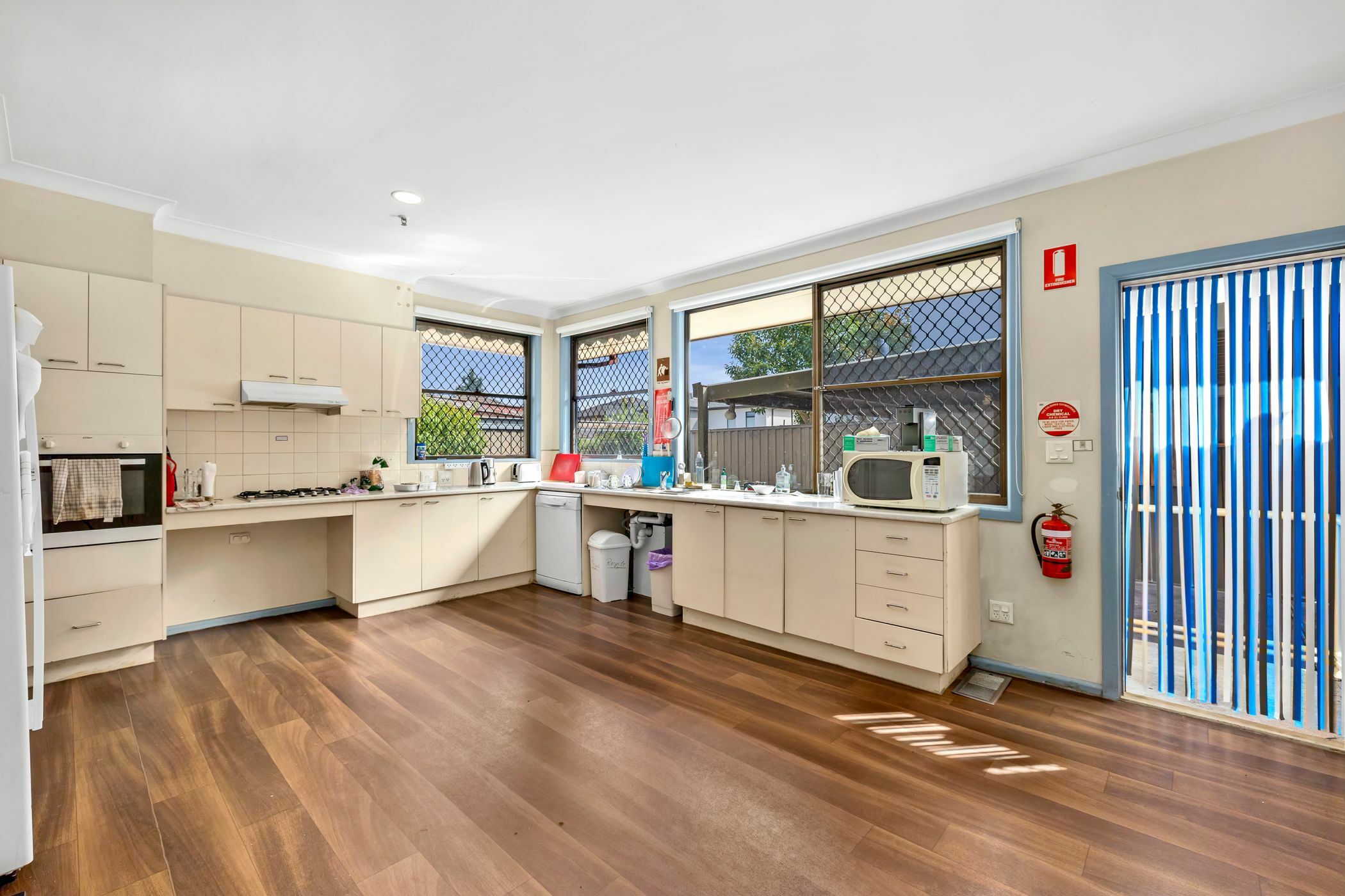 A fantastic location close to station, cafe and shops. — Home image 4
