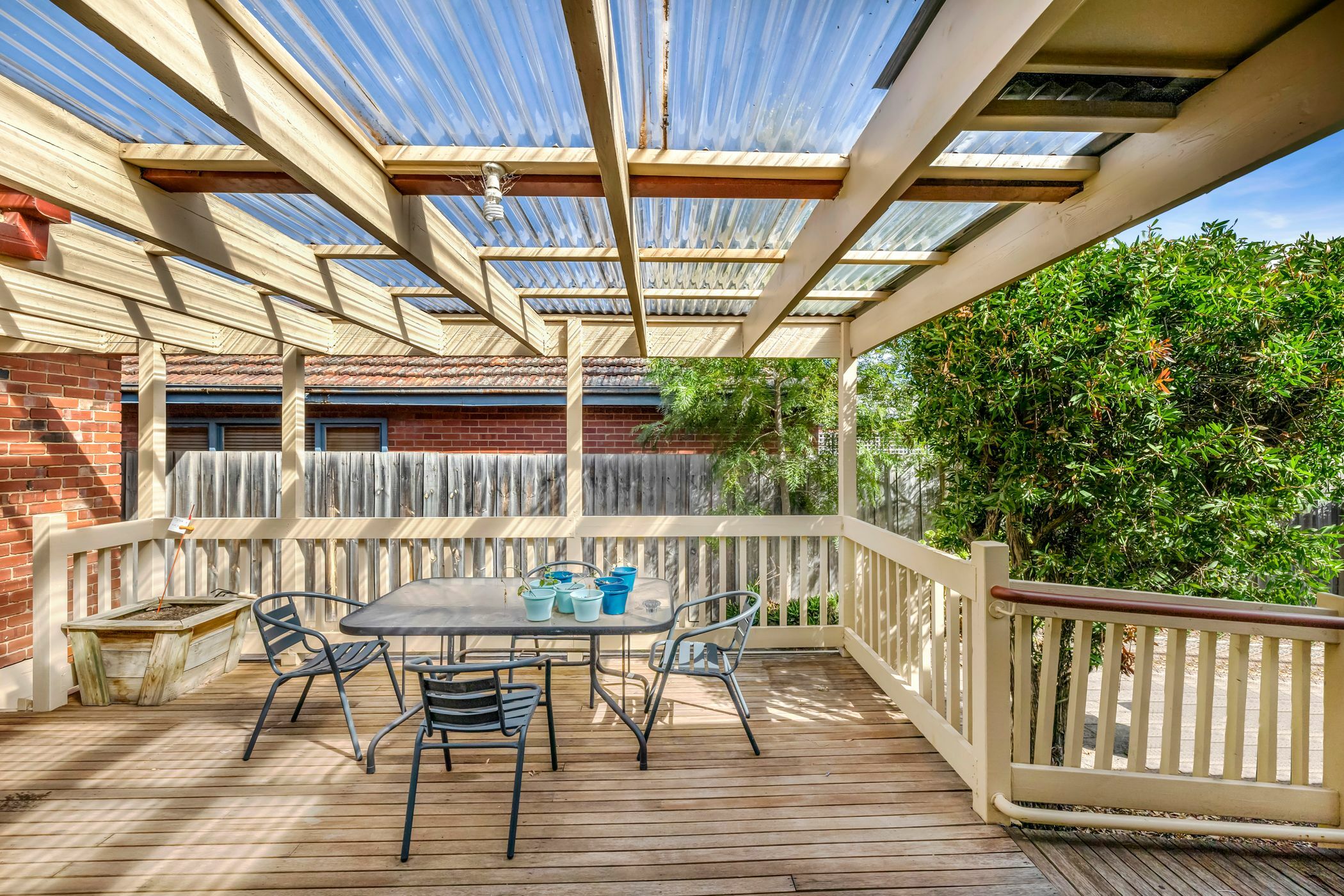 A fantastic location close to station, cafe and shops. — Home image 8