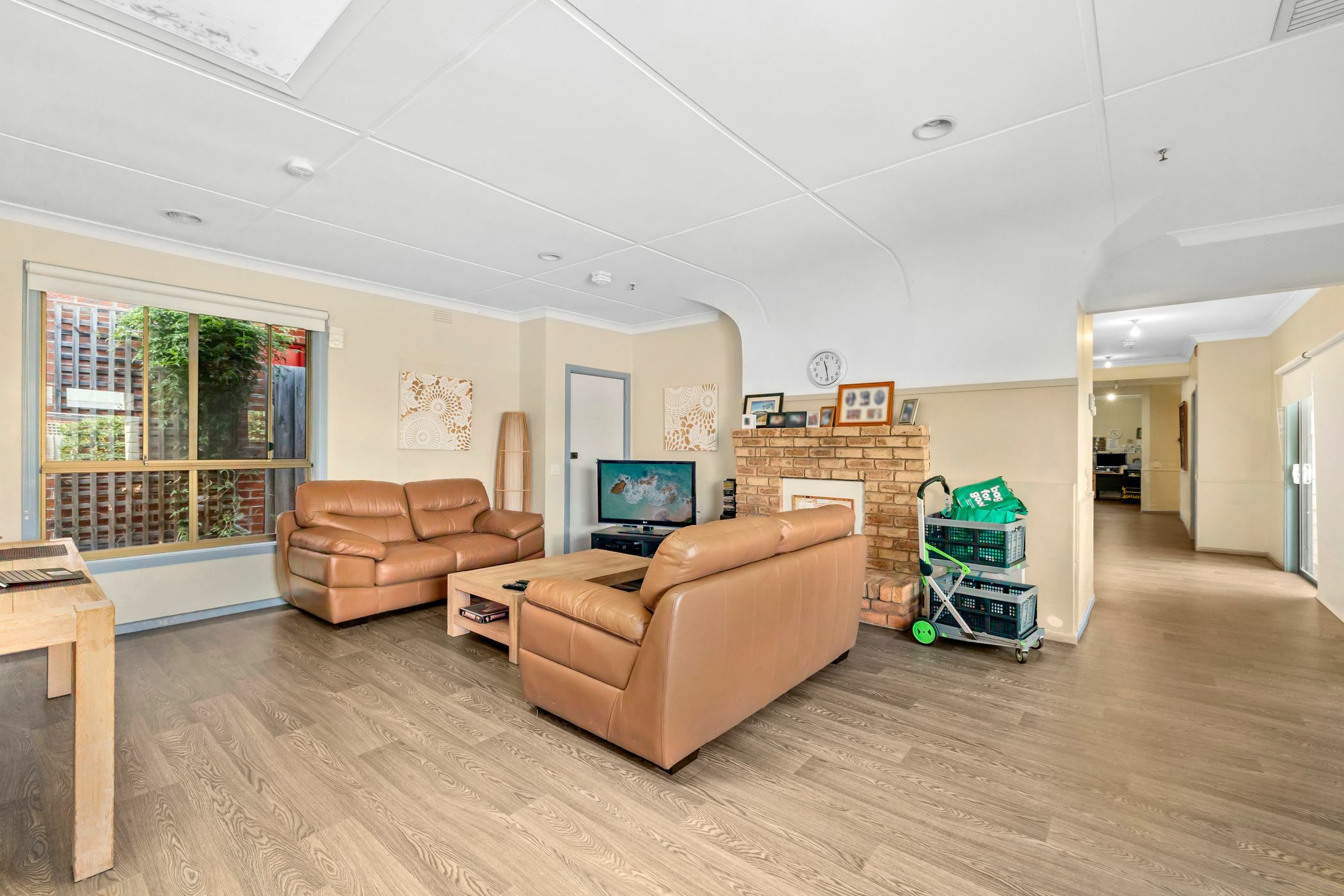 A fantastic location close to station, cafe and shops. — Home image 10
