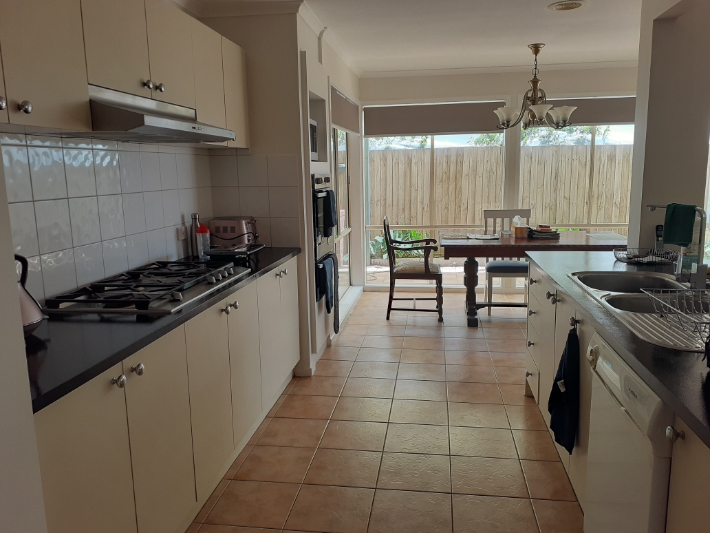 Spacious and Airy with plenty of natural light. Close to Amenities — Home image 2