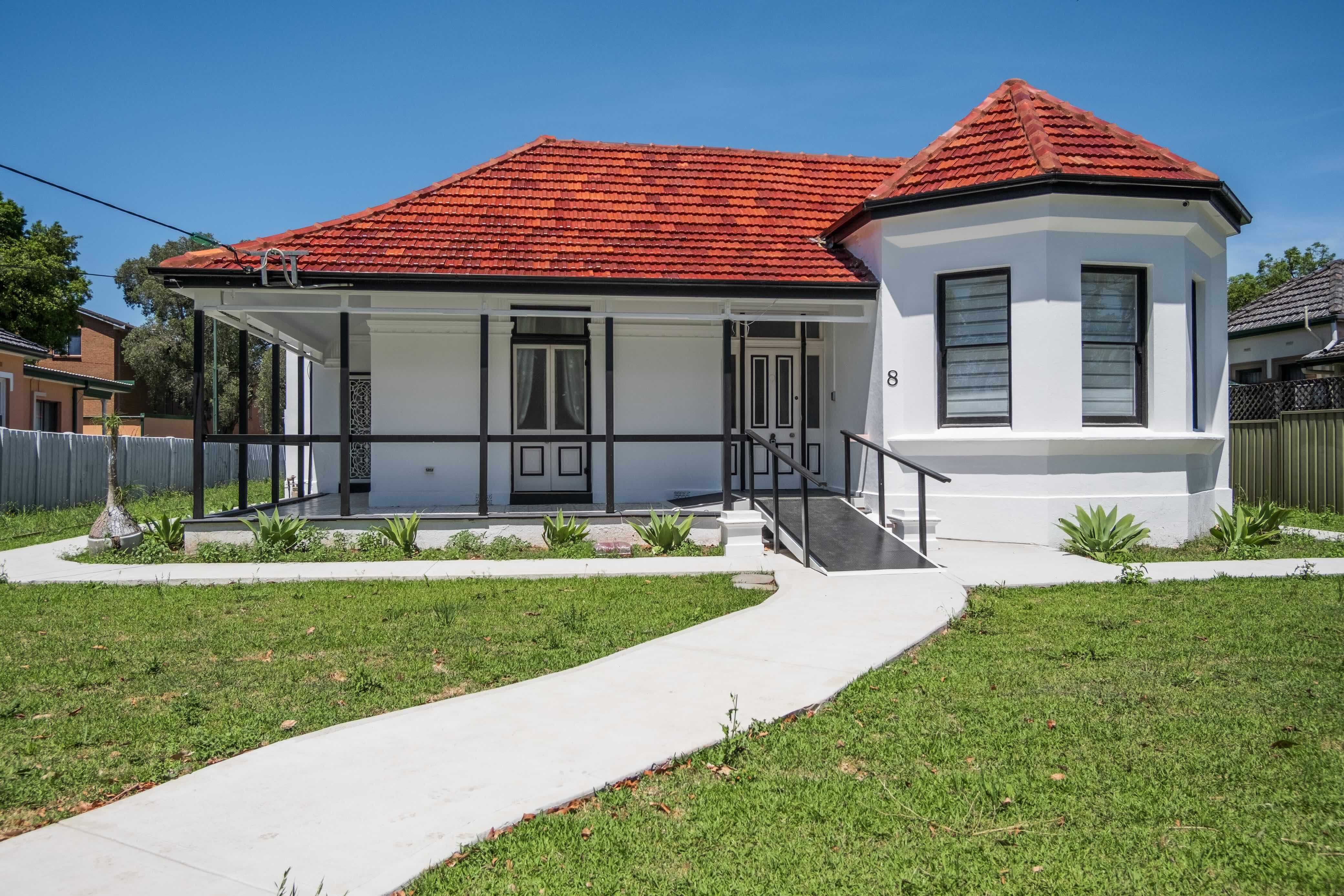 Strathfield - Lovely Spacious Home w/ Large Rooms, 24hr Care — Home image 2