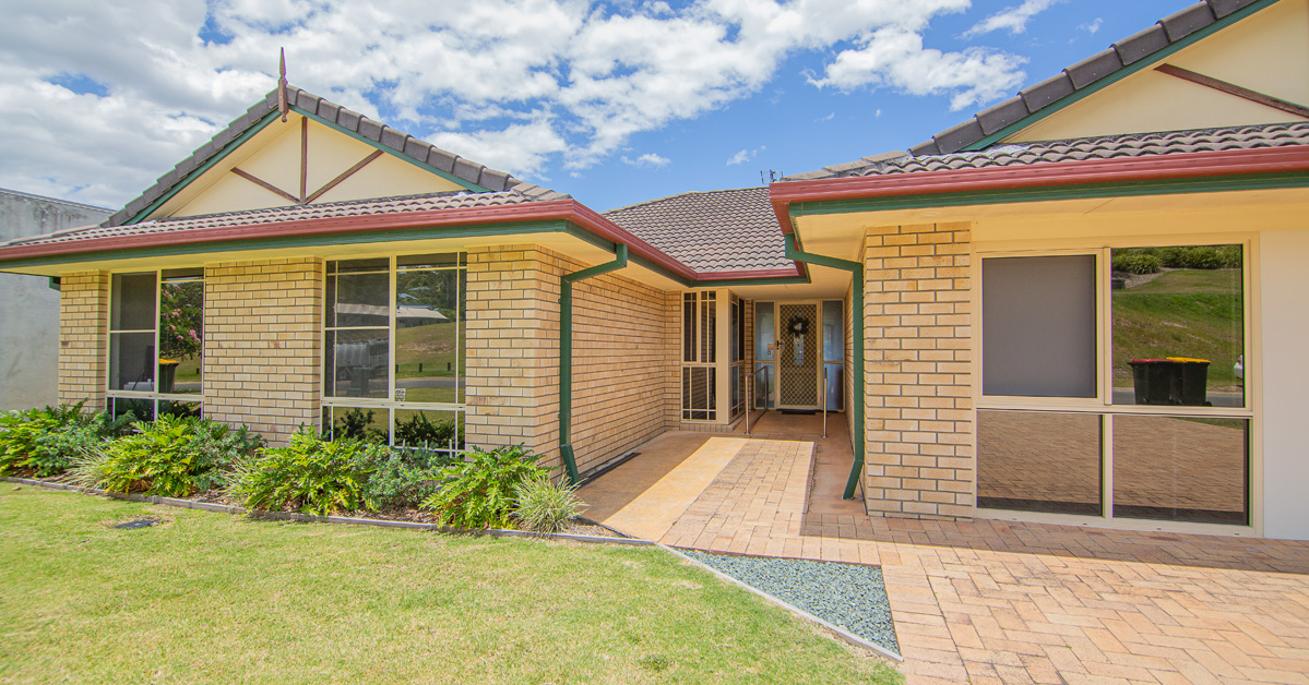 Upper Coomera SIL retreat: spacious living, accessible bathroom and outdoor BBQ — Home image 2