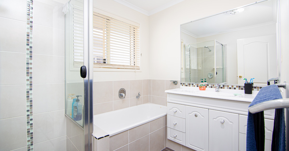 Upper Coomera SIL retreat: spacious living, accessible bathroom and outdoor BBQ — Home image 7