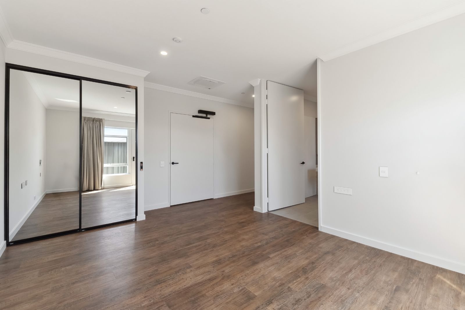 One enormous block, TWO spacious homes for sharing. Disability Accommodation — Home image 7