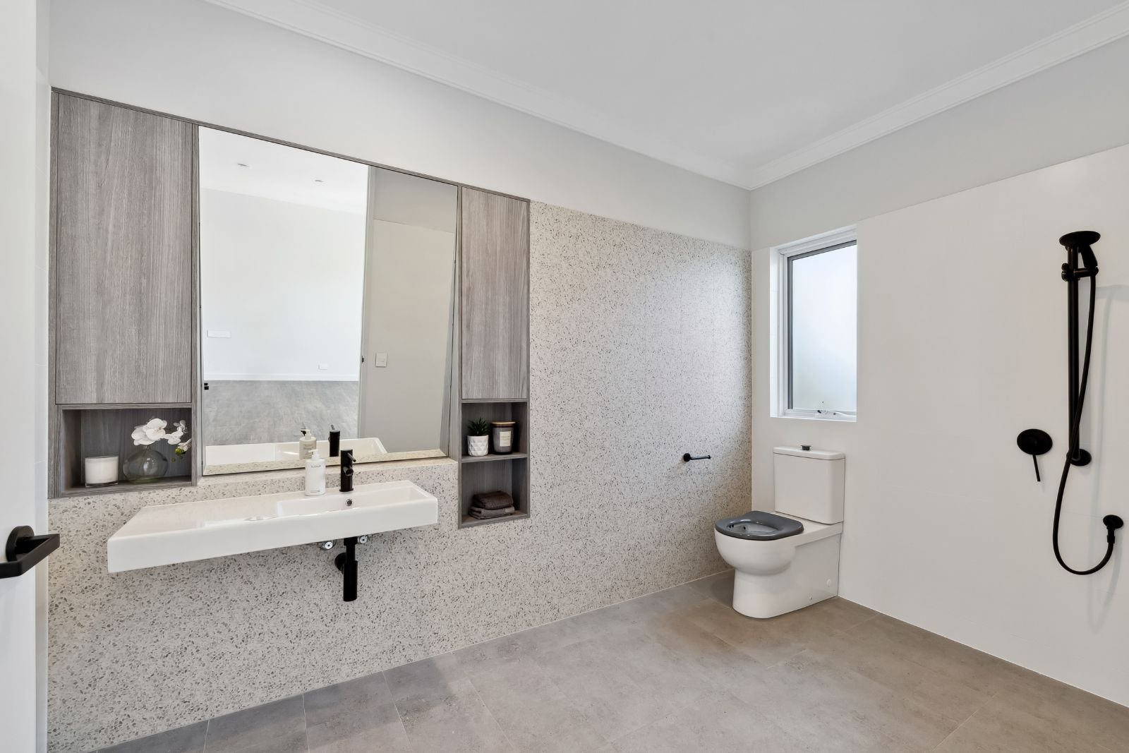 One enormous block, TWO spacious homes for sharing. Disability Accommodation — Home image 8
