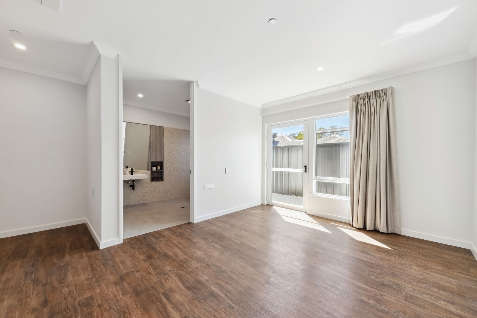 One enormous block, TWO spacious homes for sharing. Disability Accommodation — Home image 9