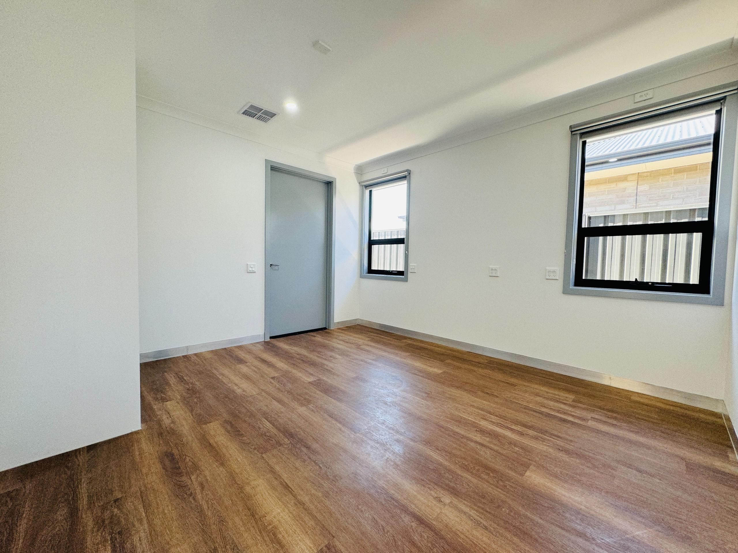 IMMACULATE SDA Home - 2 bedrooms Available with OOA--Port Adelaide — Home image 7