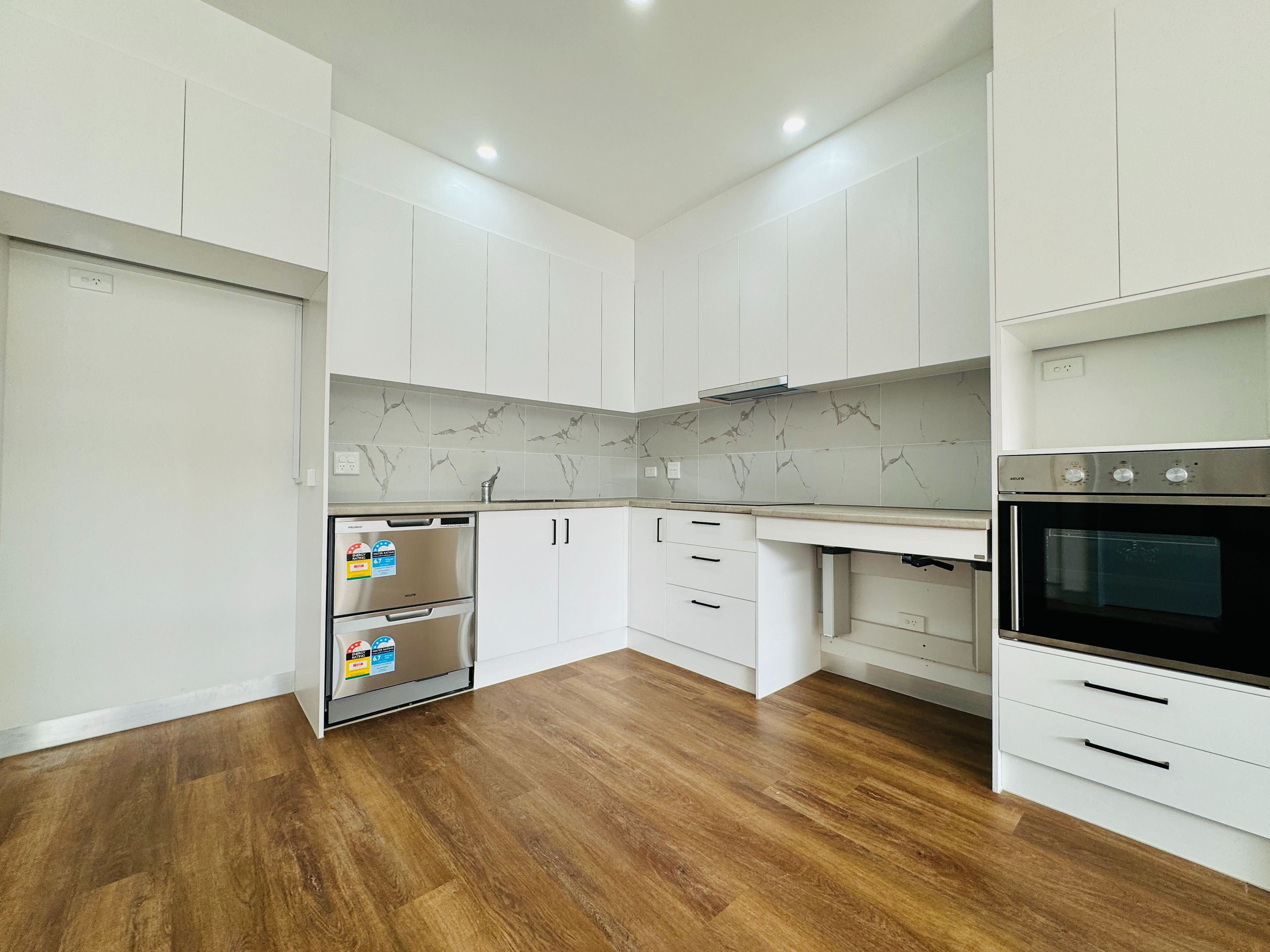 IMMACULATE SDA Home - 2 bedrooms Available with OOA--Port Adelaide — Home image 3