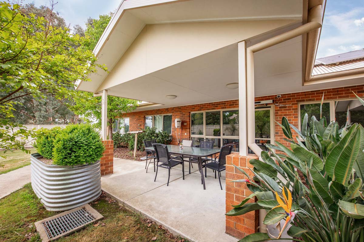 Enjoy living in a quiet, friendly neighbourhood with close access to shops. — Home image 12