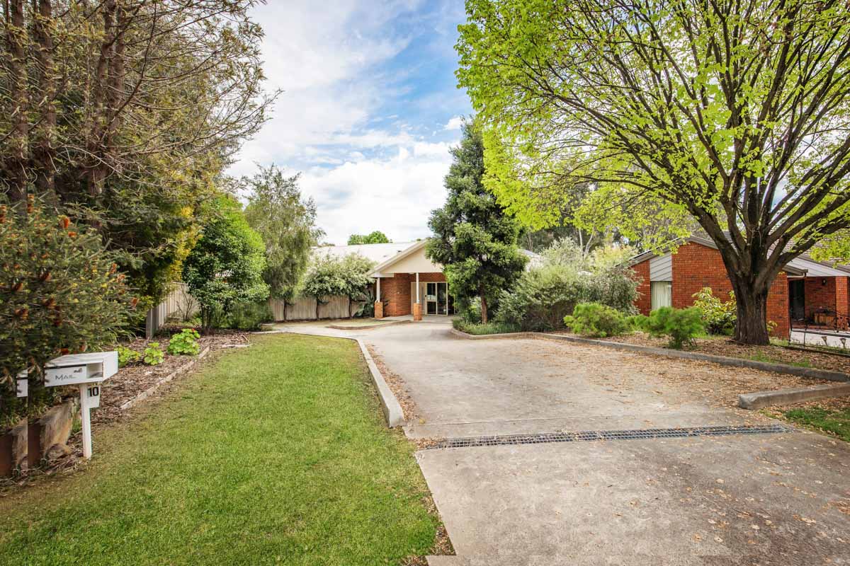 Enjoy living in a quiet, friendly neighbourhood with close access to shops. — Home image 14