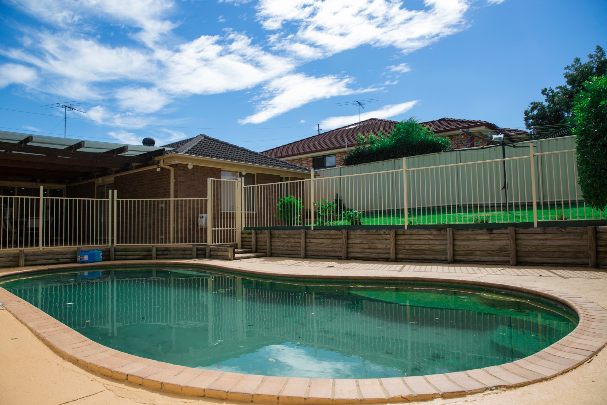 Centrally located, beautiful 4 bedroom house in Peakhurst! — Home image 2
