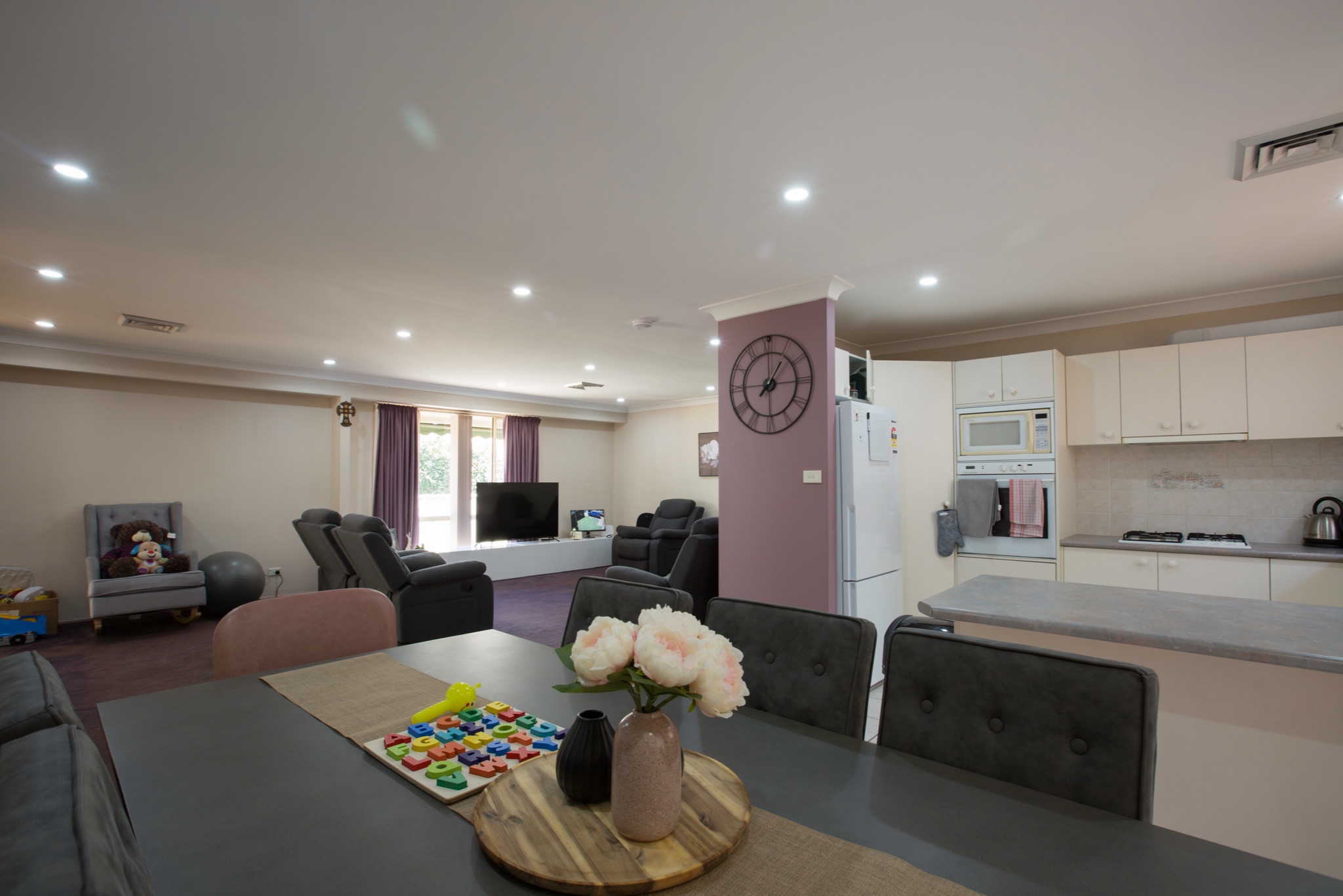 Centrally located, beautiful 4 bedroom house in Peakhurst! — Home image 5