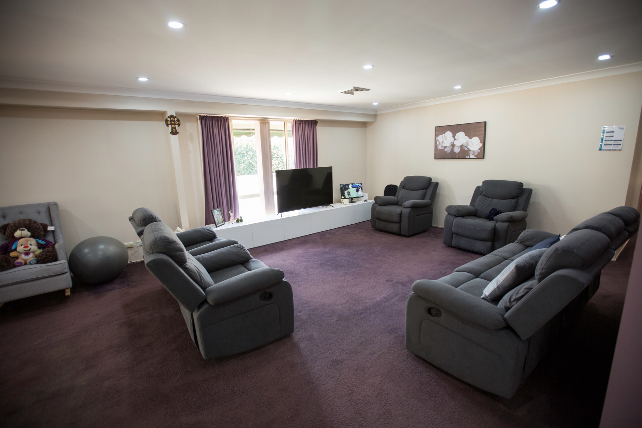 Centrally located, beautiful 4 bedroom house in Peakhurst! — Home image 6