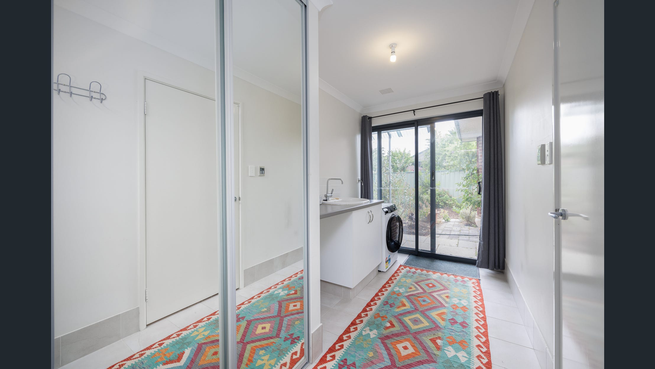 Beautiful SIL Home fully accessible — Home image 12