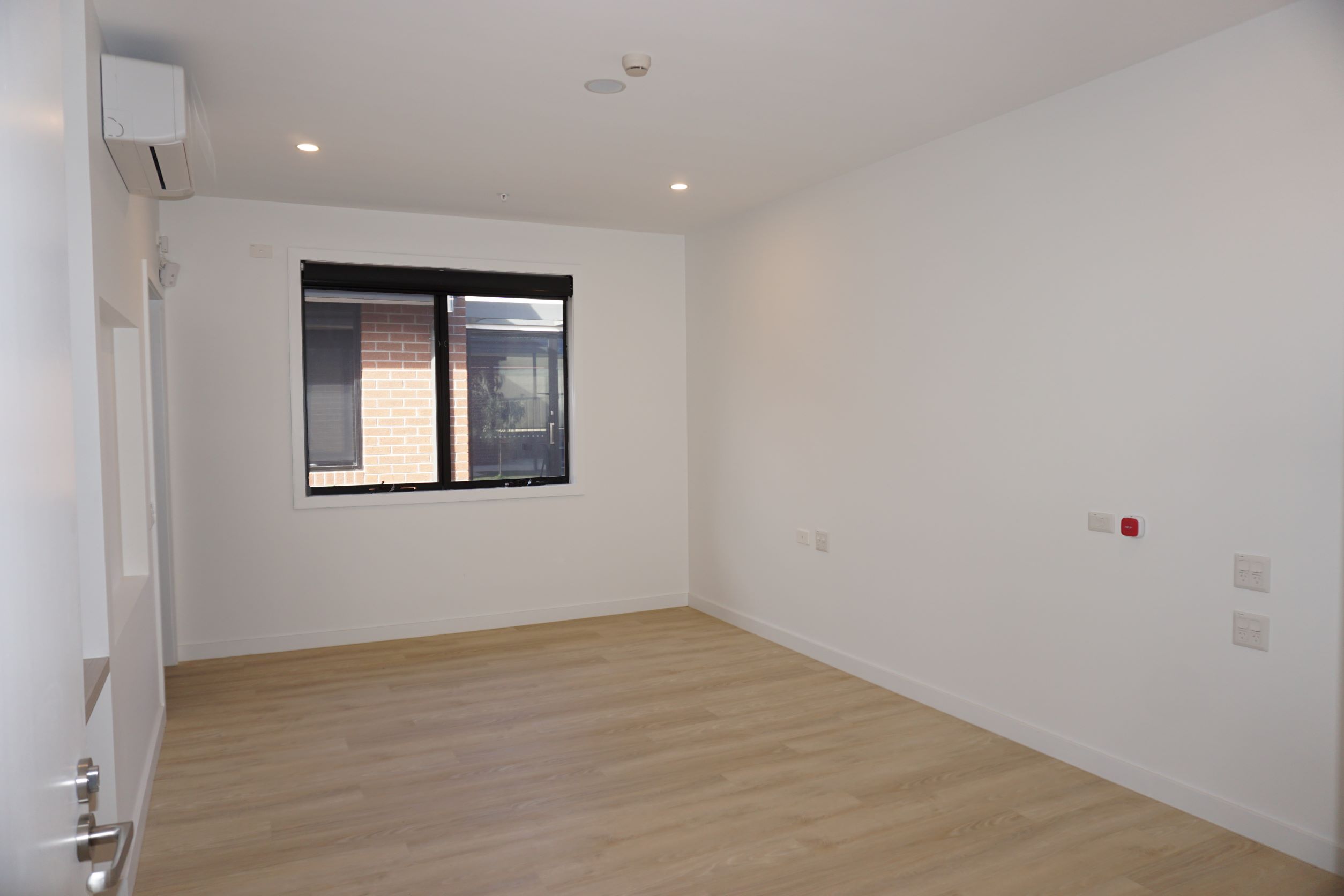 Hillside – New, Fully Accessible Three-Bedroom Villa with Modern Amenities — Home image 9