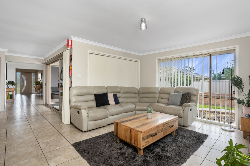 Nowra Retreat: Spacious Home with Open-Plan Living in a Quiet Location — Home image 1